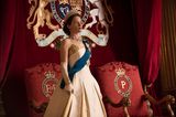 Wir schauen zur Zeit die zweite Staffel von 'Crown' zusammen. Da ist für uns beide was dabei: Claire Foy liefert in der Rolle der jungen Queen Elizabeth eine Glanzleistung ab, die uns die Widersprüche und Zerreißproben im Leben der jungen Königin hautnah miterleben lässt. Dass ihr Schicksal aber untrennbar mit dem Schicksal ihres Landes (und damit der Weltpolitik) verknüpft ist, führt dazu, dass es zugleich ein spannendes Stück über England, Europa und die Welt nach dem Zweiten Weltkrieg ist. Politische Winkelzüge à la 'House of Cards' inklusive. Ulrike Köhler, SEO-Redakteurin 