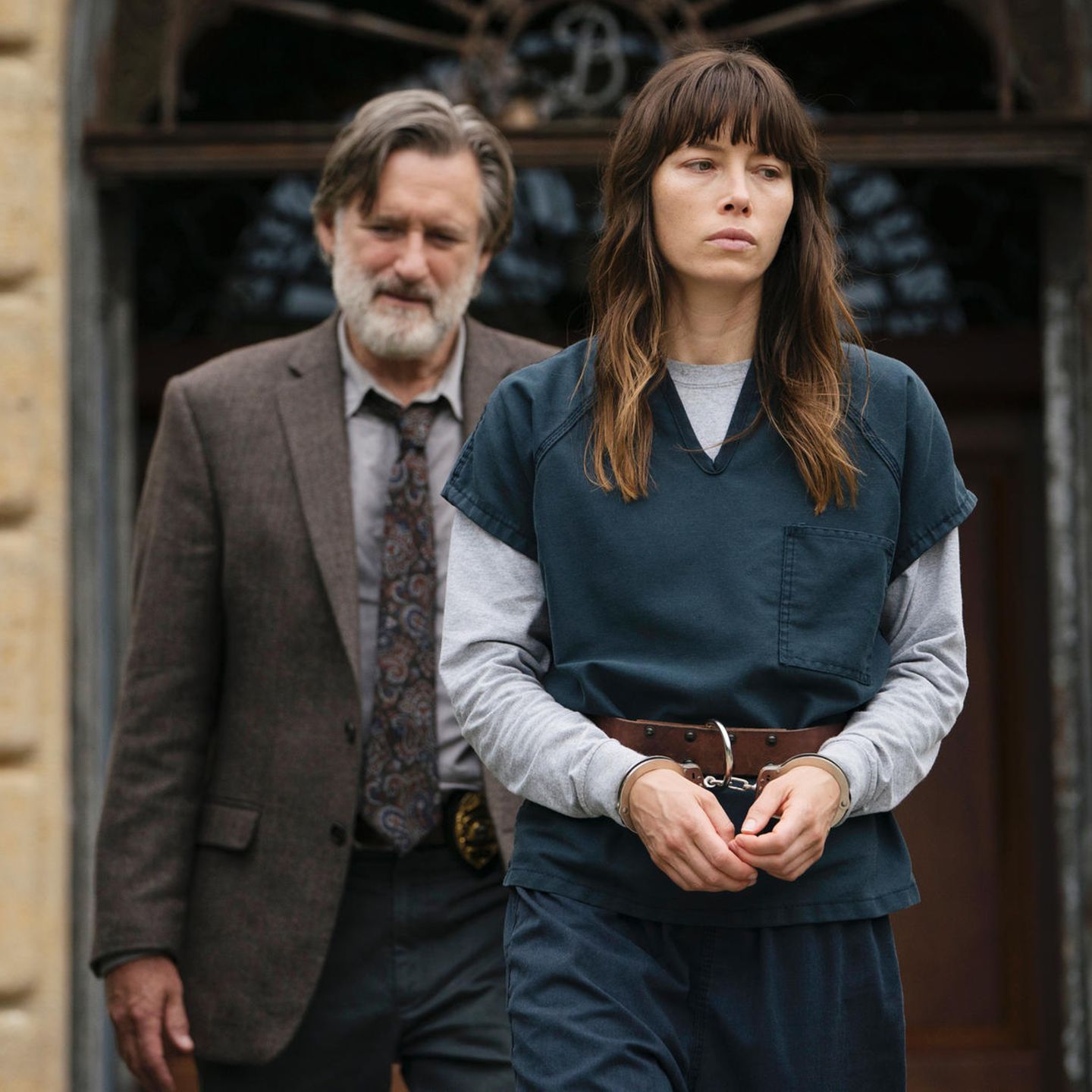 Wir liiiieben diese Serie und sind richtig traurig, dass sie nur eine Staffel lang ist. Dafür haben wir die acht Episoden aber in vollen Zügen genossen. Zum Inhalt: Eine junge Mutter begeht einen Mord - ganz unerwartet und scheinbar ohne Motiv. Nicht mal sie selbst kann sich ihre Tat erklären. Ein eifriger Kriminalbeamter hat es sich deswegen zur Aufgabe gemacht, die Hintergründe aufzudecken. Super spannend, oder?   Ann-Christin Gebhardt, Redakteurin Aktuelles