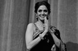 Bollywood-Ikone Sridevi Kapoor ist völlig überraschend am 25. Februar 2018 verstorben. Auf der Hochzeit ihres Neffen in Dubai erlitt die Schauspielerin völlig überraschend einen tödlichen Herzinfarkt.   Sie war der erste weibliche Bollywood-Star und drehte in den 80er und 90er-Jahren unzählige Filme. 2013 wurde ihr dafür der 'Padma Shri', der vierthöchsten indischen Zivilorden, für ihre Leistung in der Filmbranche von der Regierung verliehen.