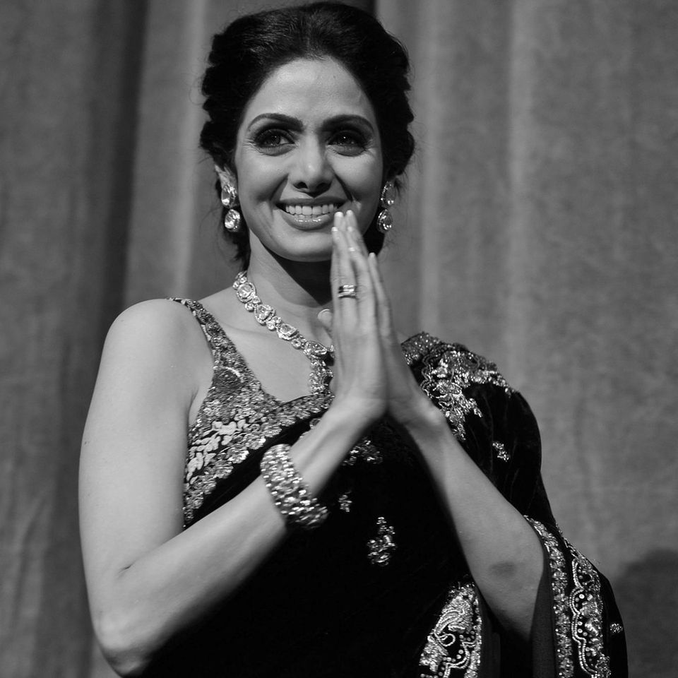 Bollywood-Ikone Sridevi Kapoor ist völlig überraschend am 25. Februar 2018 verstorben. Auf der Hochzeit ihres Neffen in Dubai erlitt die Schauspielerin völlig überraschend einen tödlichen Herzinfarkt. Sie war der erste weibliche Bollywood-Star und drehte in den 80er und 90er-Jahren unzählige Filme. 2013 wurde ihr dafür der 'Padma Shri', der vierthöchsten indischen Zivilorden, für ihre Leistung in der Filmbranche von der Regierung verliehen.