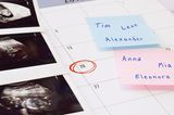 Ultraschallbilder auf Kalender mit Geburtstermin und möglichen Namen