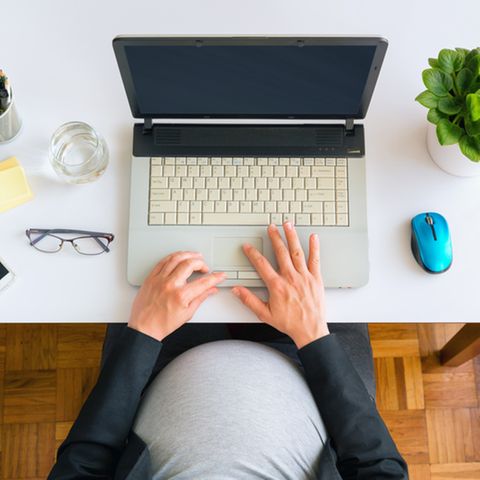 32. SSW: Schwangere sitzt vor dem Computer