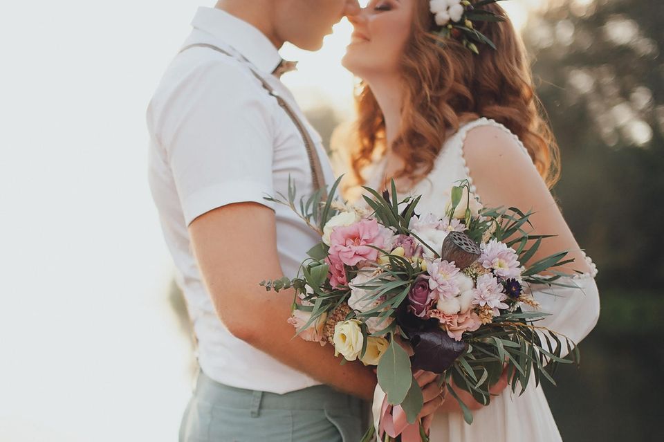 Checkliste für die Hochzeit: Hochzeitspaar küsst sich