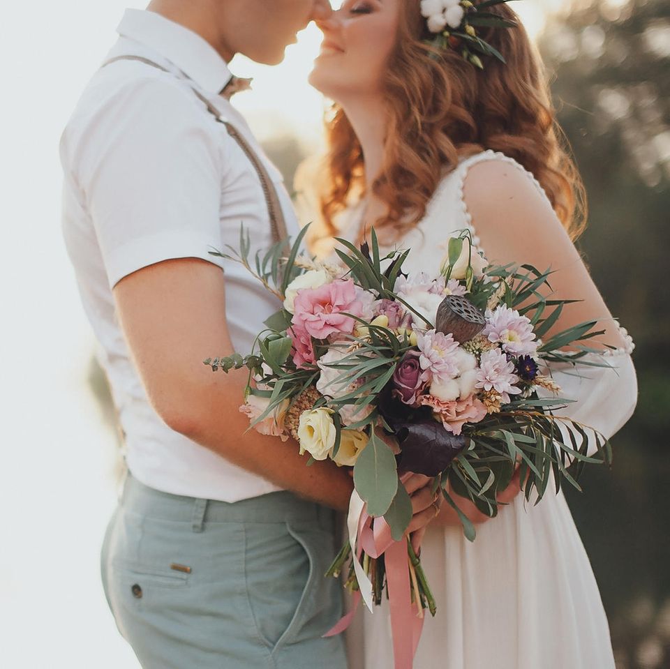 Checkliste für die Hochzeit: Hochzeitspaar küsst sich