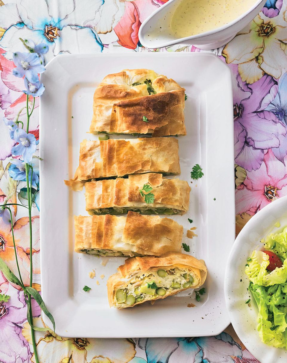 Spargelstrudel mit Senfsoße Spargel im Ofen verarbeitet zu Spargelstrudel mit Senfsoße