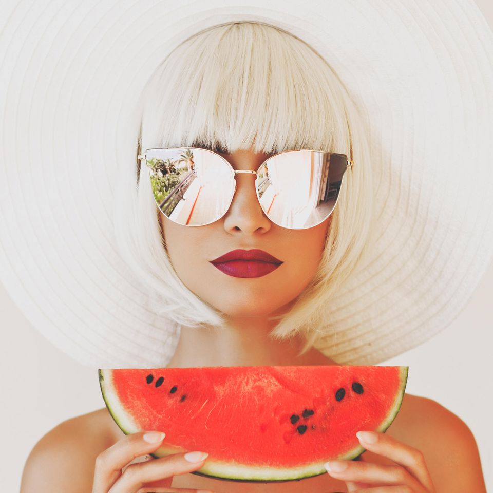 South Beach Diät: Frau mit Sonnenbrille und Wassermelone