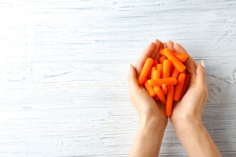 Karottenöl: eine Hand voll Karotten