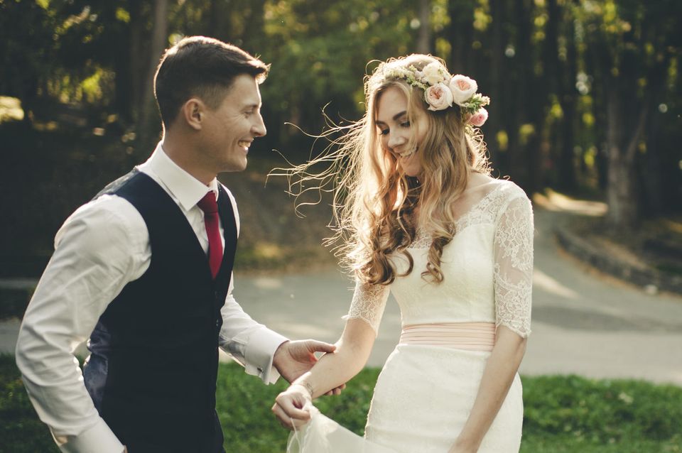 Hochzeit planen: Brautpaar hält Händchen