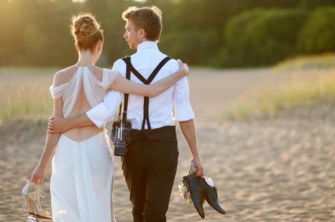 Hochzeit planen: Brautpaar am Strand