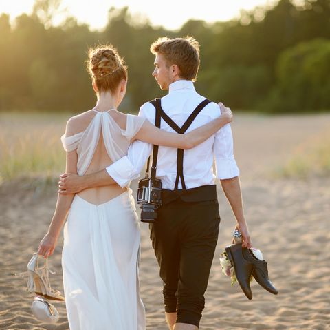 Hochzeit planen: Brautpaar am Strand