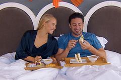 Der Bachelor und Svenja landen im Bett. Der Bachelor und Svenja landen im Bett.