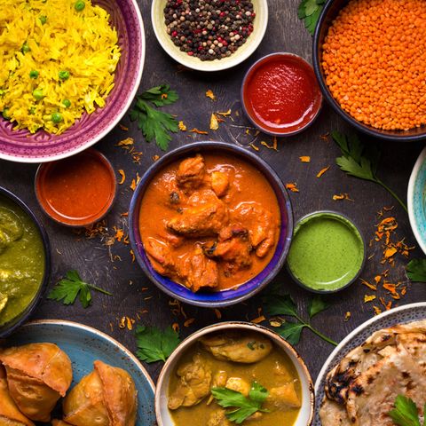 Ayurveda Diät: Indische Speisen in runden Schüsseln
