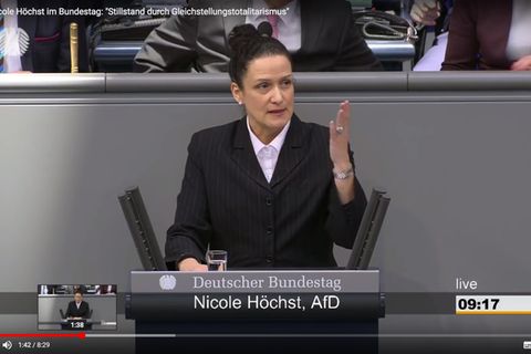 AfD: Abgeordnete Nicole Höchst bei einer Rede im Bundestag