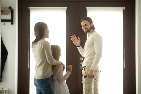 Mutter und Tochter verabschieden Vater an Tür