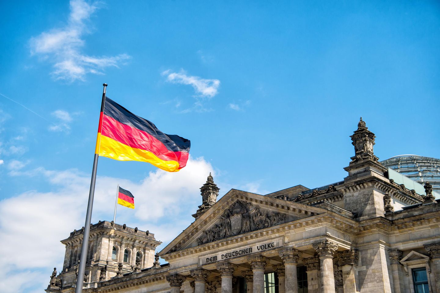 Nationalhymne: Deutschlandfahnen vor dem deutschen Bundestag