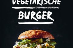 Kohl-Kohle-Burger mit eingelegten roten Zwiebeln und Kresse Kohl-Kohle-Burger mit eingelegten roten Zwiebeln und Kresse