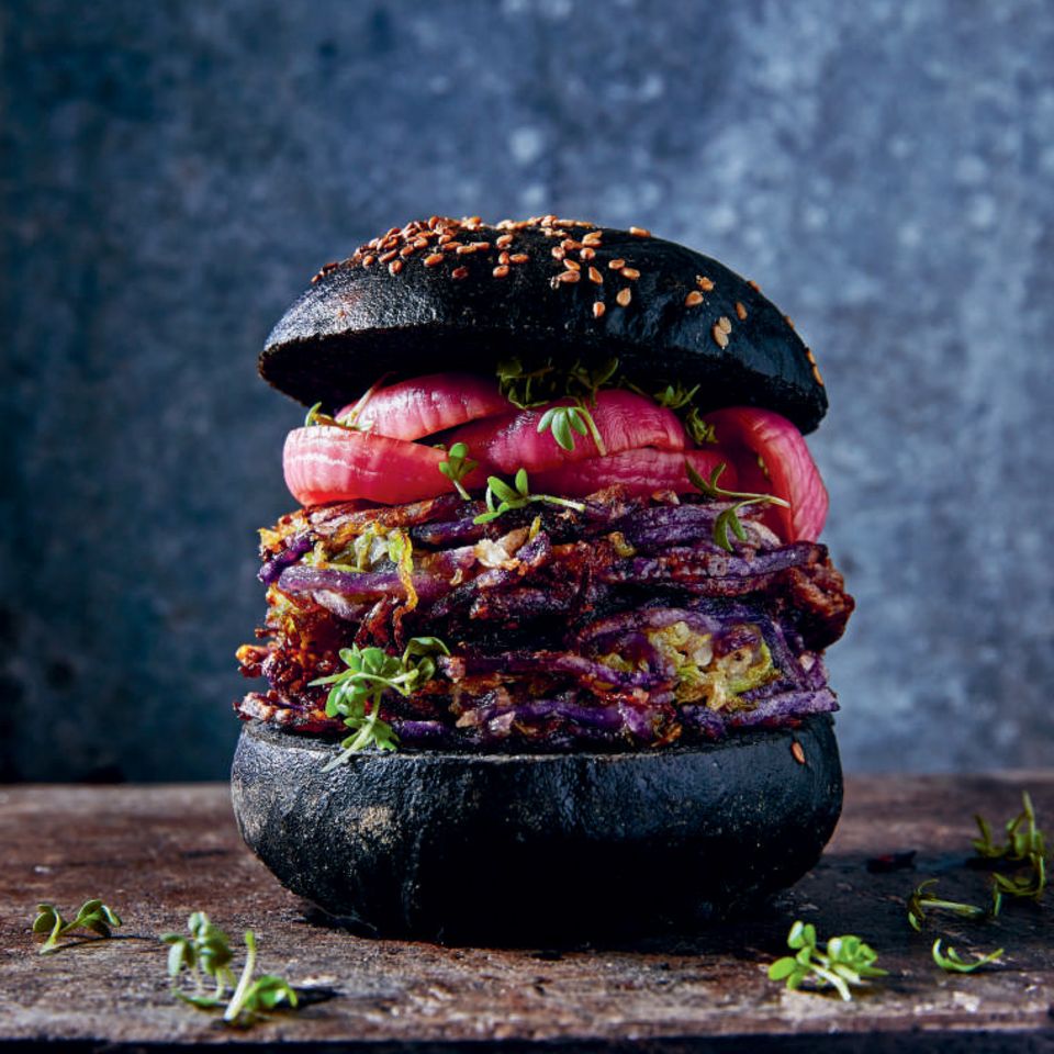 Kohl-Kohle-Burger mit eingelegten roten Zwiebeln und Kresse