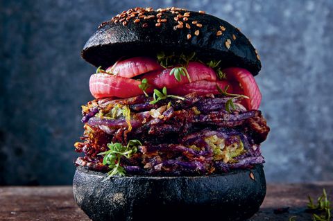 Kohl-Kohle-Burger mit eingelegten roten Zwiebeln und Kresse