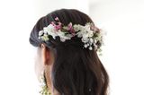 Brautfrisuren: Haare hinten mit Blumen festgesteckt