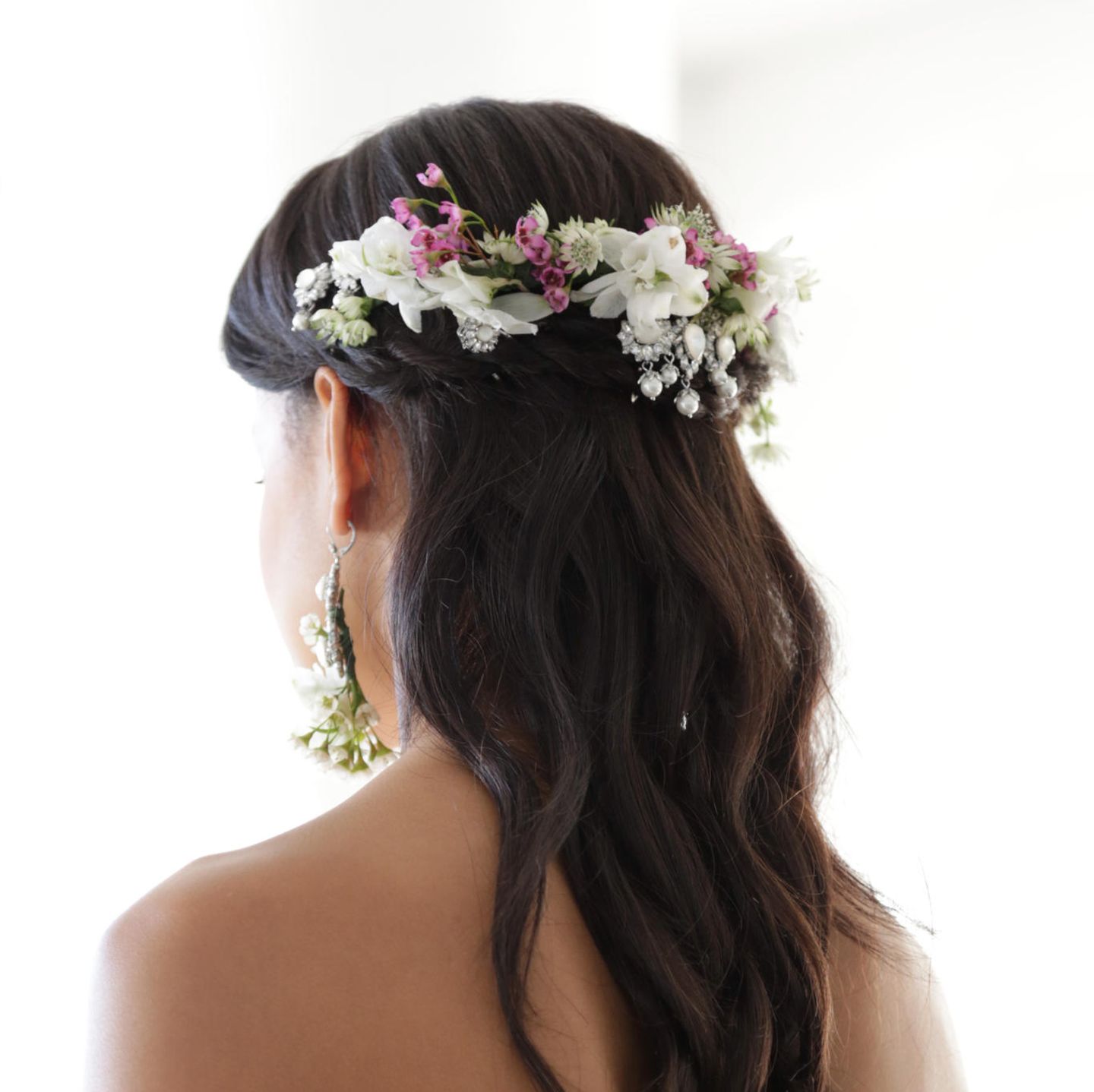Brautfrisuren: Haare hinten mit Blumen festgesteckt