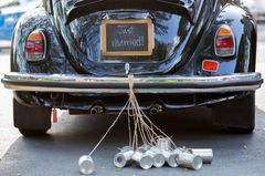 Auto mit Blechdosen - eine Hochzeitstradition Auto mit Blechdosen