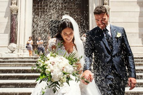Hochzeitsbräuche : Brautpaar wird mir Reis beworfen