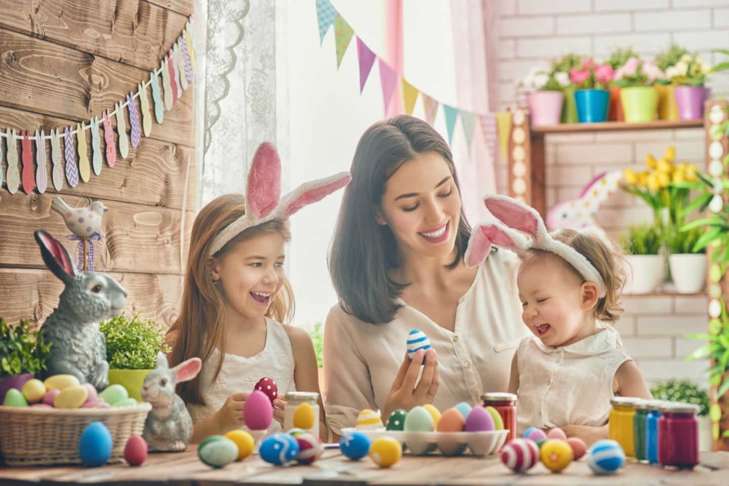 Warum feiern wir Ostern? Mutter mit Kind am Basteln