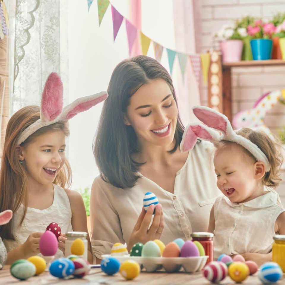 Warum feiern wir Ostern? Mutter mit Kind am Basteln