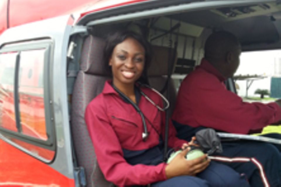 Dr. Ola Orekunrin-Brown in einem Notfall-Hubschrauber