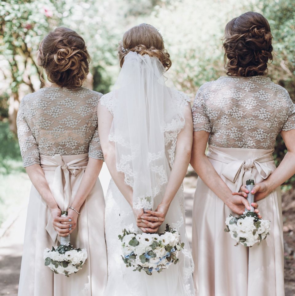 Brautfrisuren für lange Haare: Braut und ihre beiden Brautjungfern