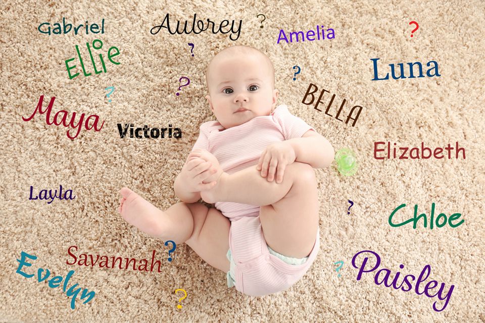 Baby auf Teppich mit Namen drumherum