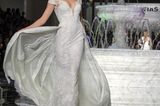 Hochzeitskleid mit langer Schleppe von Pronovias