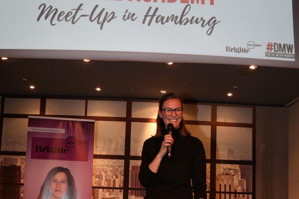 Anna van Koetsveld, Leiterin der BRIGITTE Academy, begrüßt die Teilnehmerinnen des Meet-Ups.