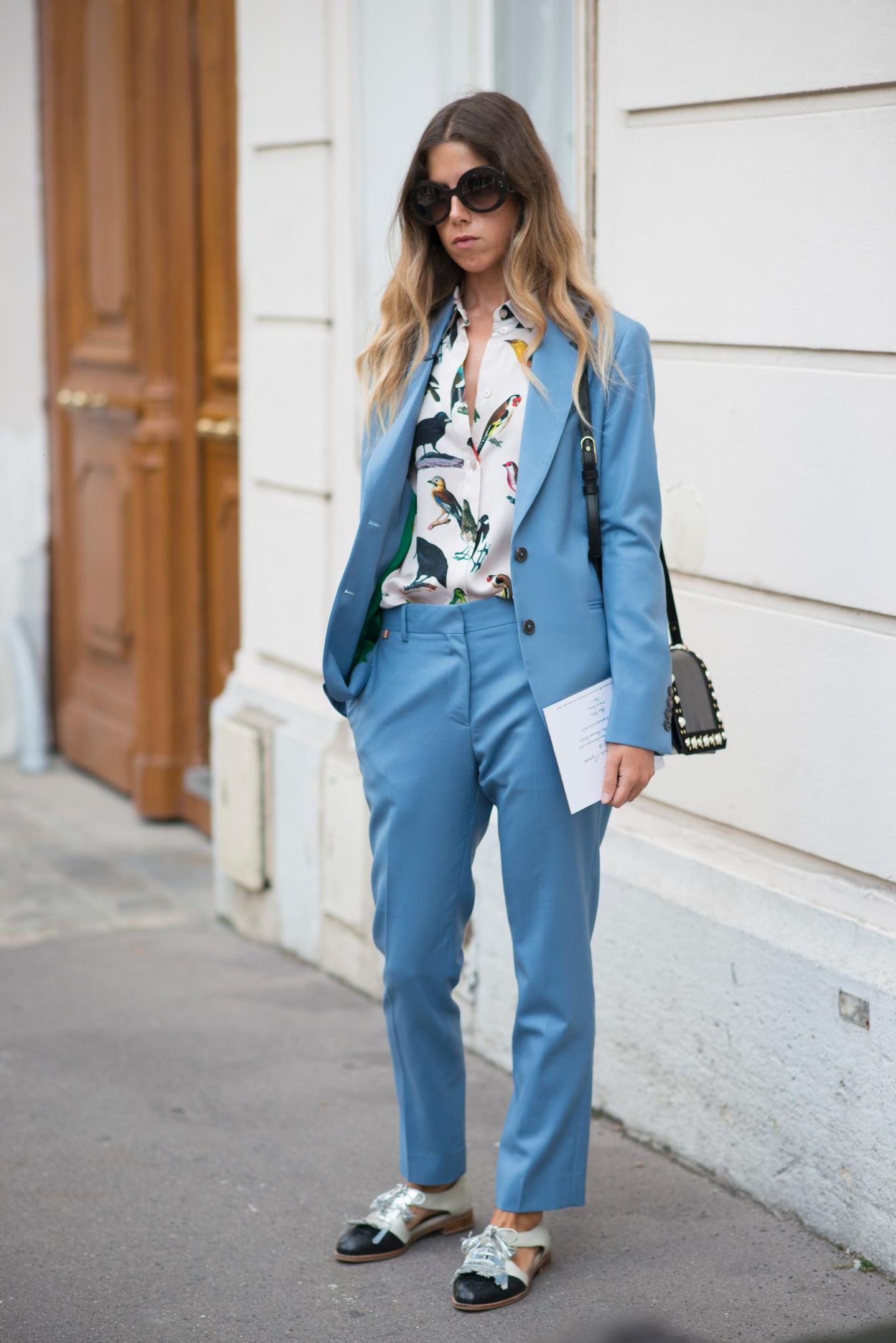 Streetstyle mit pastellfarbenem Anzug