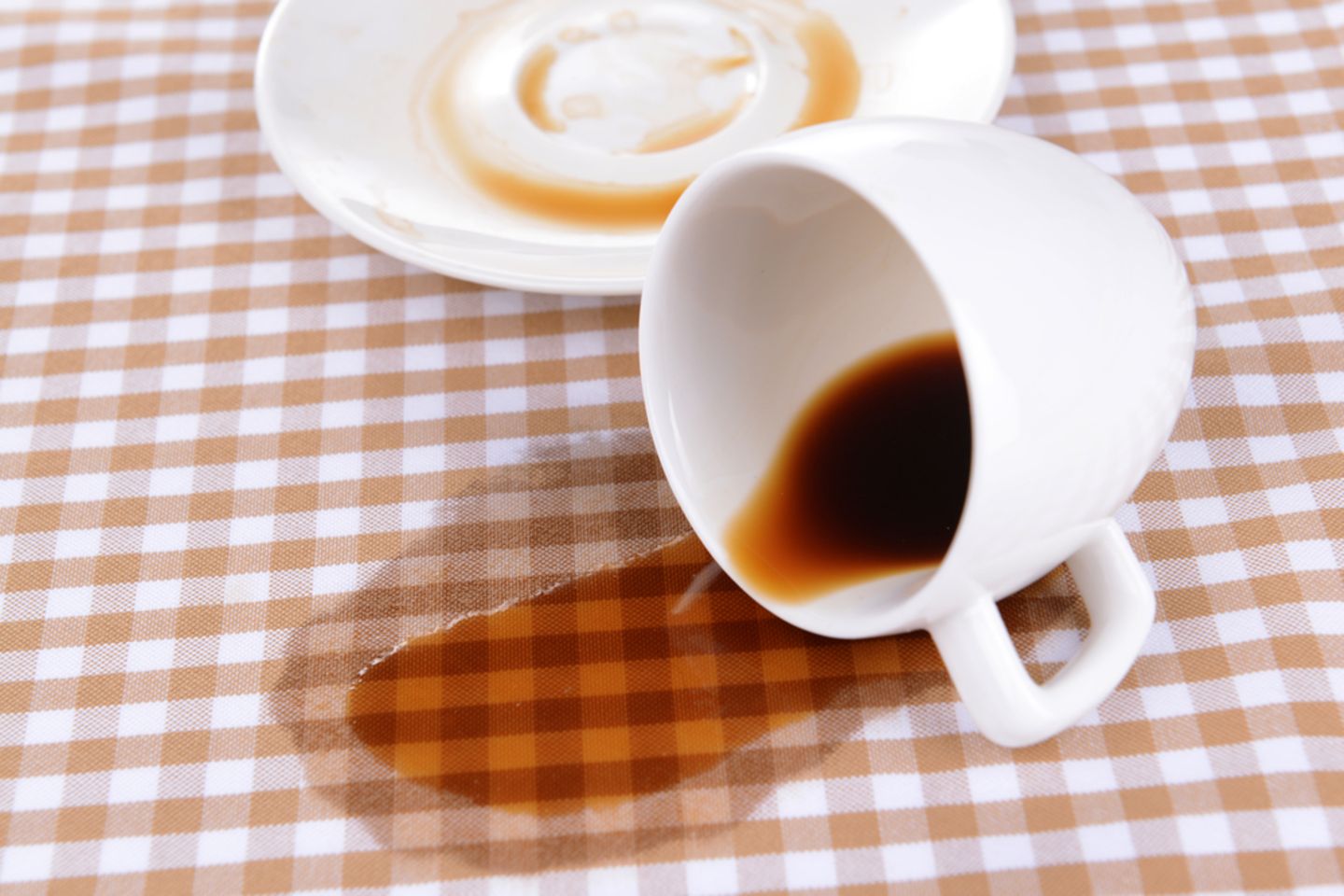 Kaffeeflecken entfernen: Kaffe verschüttet auf Tischdecke