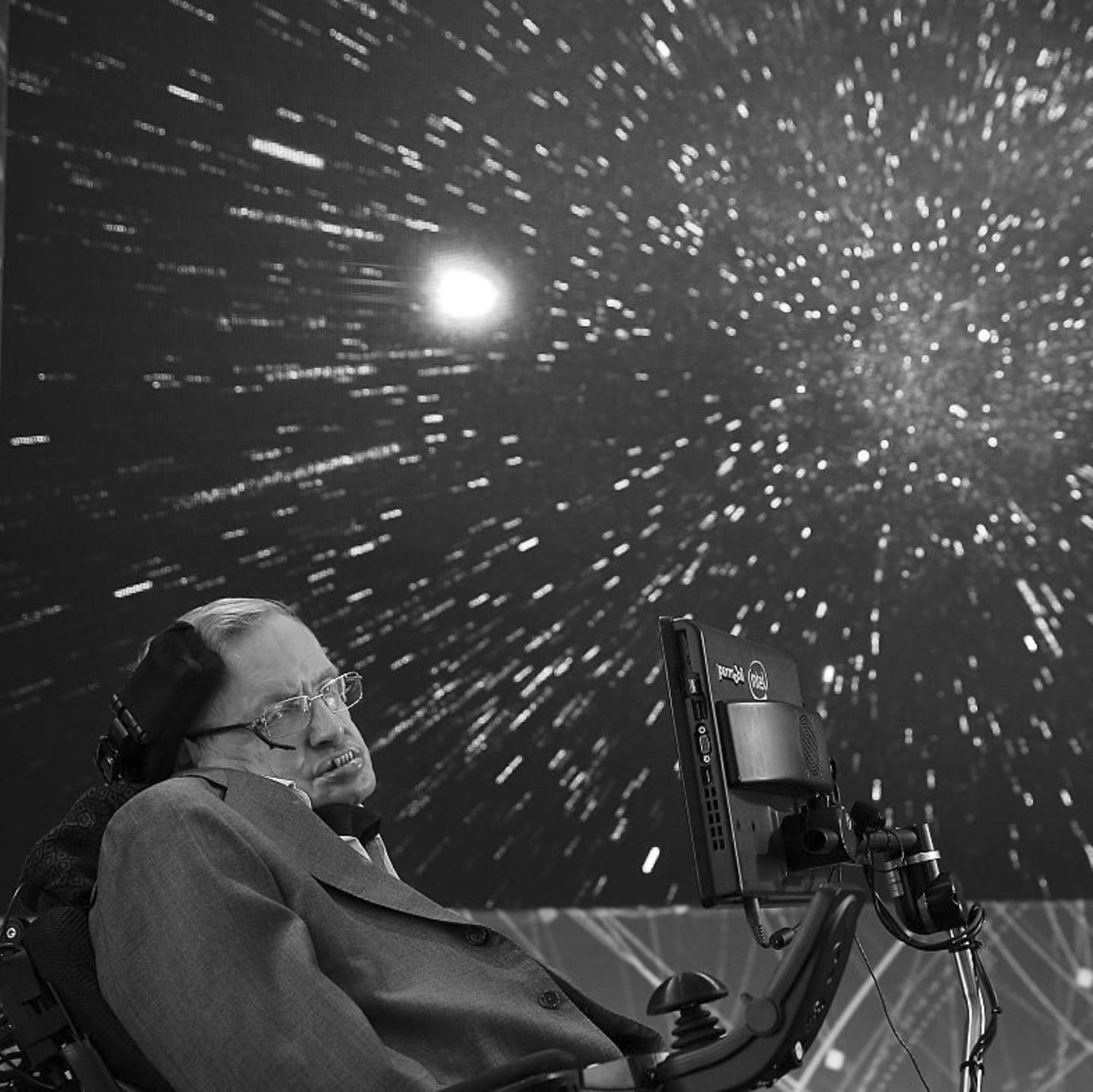 Er war eines der größten Genies unserer Zeit: Der britische Astrophysiker Stephen Hawking erforschte Zeit seines Lebens unser Universum und unseren Ursprung. Er galt als einer der klügsten Köpfe der Welt, sein Buch "Eine kurze Geschichte der Zeit" machte komplexe Zusammenhänge auch für Laien verständlich. Am 14. März 2018 ist er gestorben.  Stephen Hawking litt seit Jahrzehnten an der Nervenkrankheit ALS und war nahezu bewegungslos an einen Rollstuhl gefesselt. Verständigen konnte er sich nur noch durch einen Sprachcomputer - dennoch forschte Hawking bis zu Schluss und trat zuletzt vor allem als Mahner auf, der vor den Gefahren von Klimawandel und Künstlicher Intelligenz warnte.