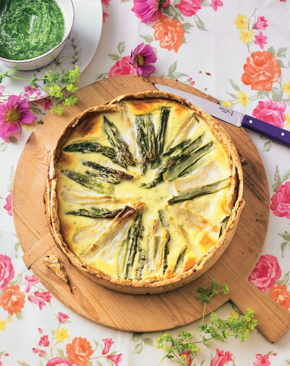 Spargel-Quiche mit Kerbelsoße aus dem Ofen Spargel aus dem Ofen: Quiche mit Kerbelsoße