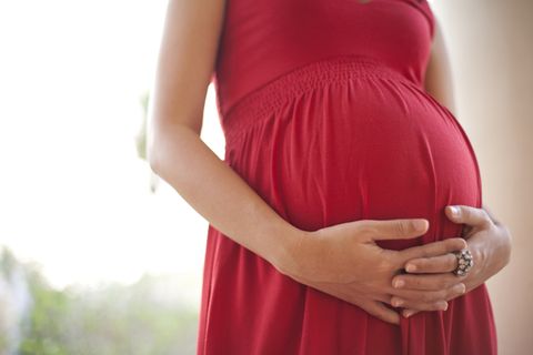 35. SSW: Schwangere Frau hält ihren Bauch
