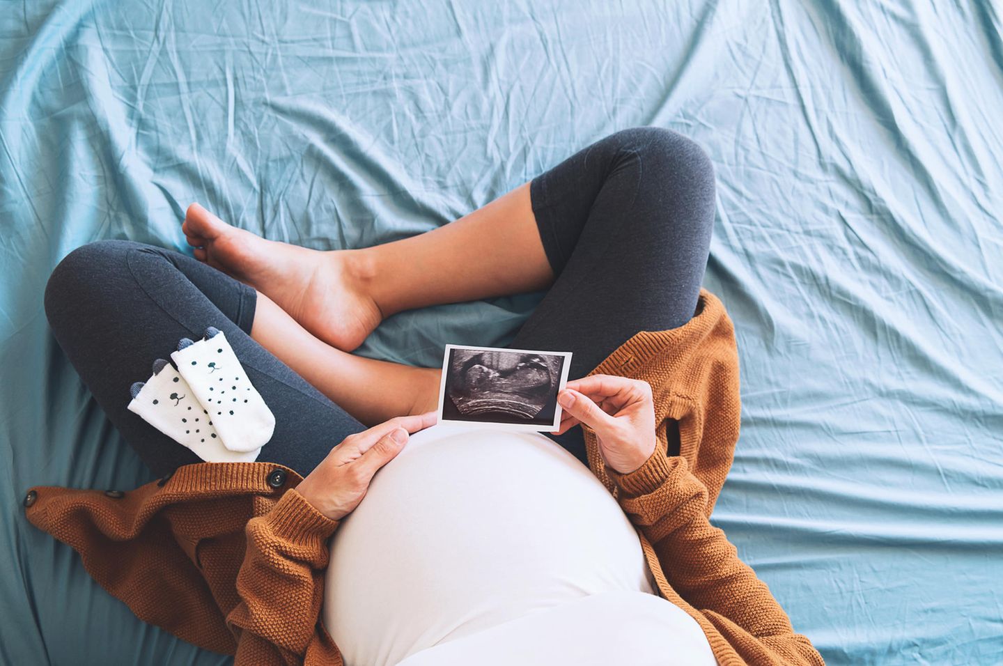 Fragen, die sich Schwangere nicht zu fragen trauen: Frau schaut auf Ultraschall