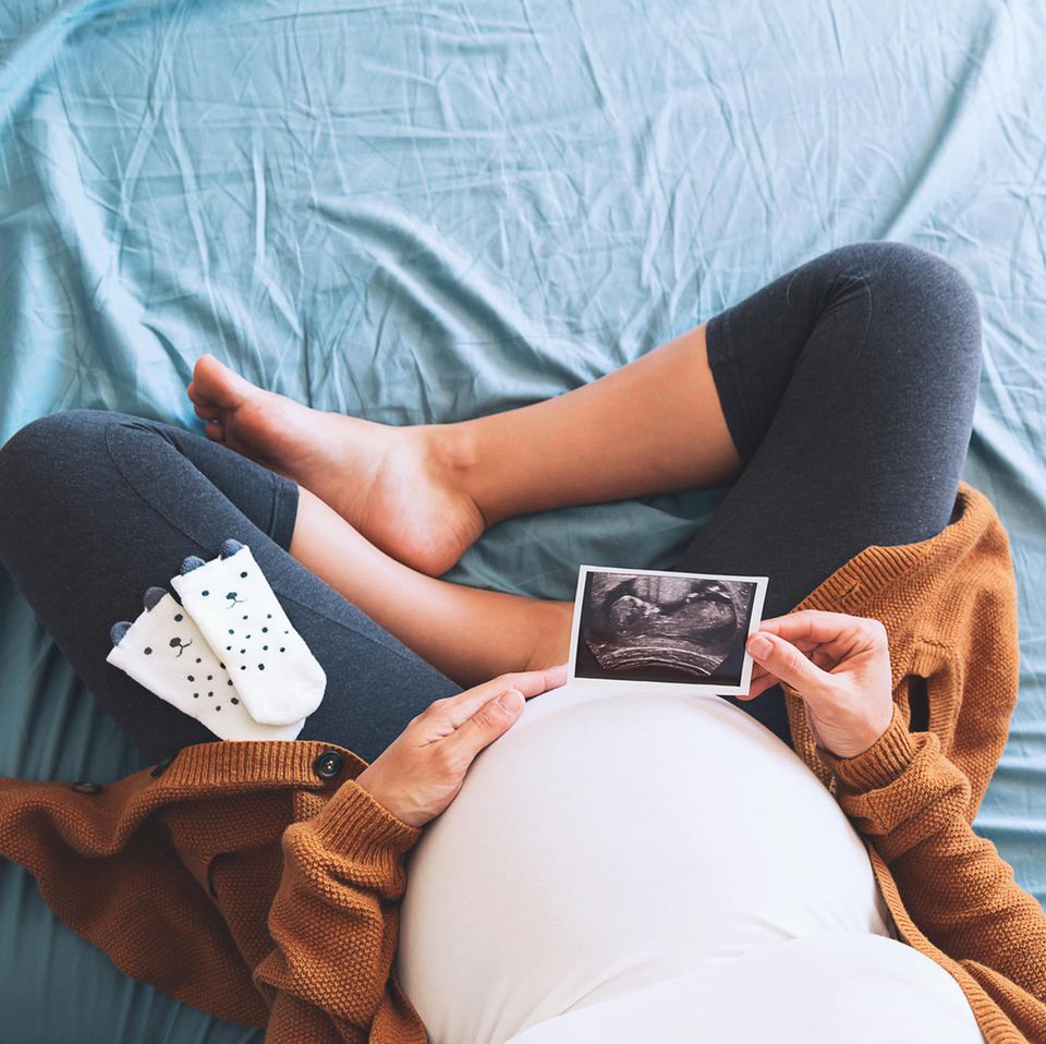 Fragen, die sich Schwangere nicht zu fragen trauen: Frau schaut auf Ultraschall