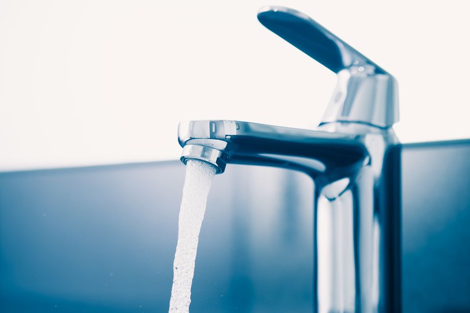 Wasserhahn entkalken: Laufendes Wasser aus dem Hahn