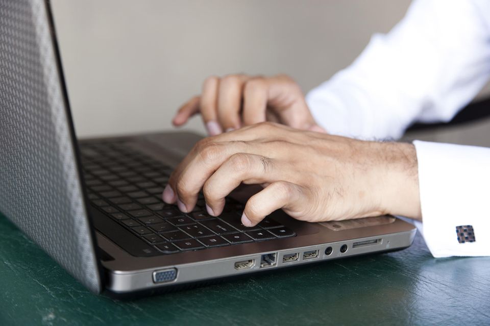 London: Nahaufnahme von einem Mann am Laptop