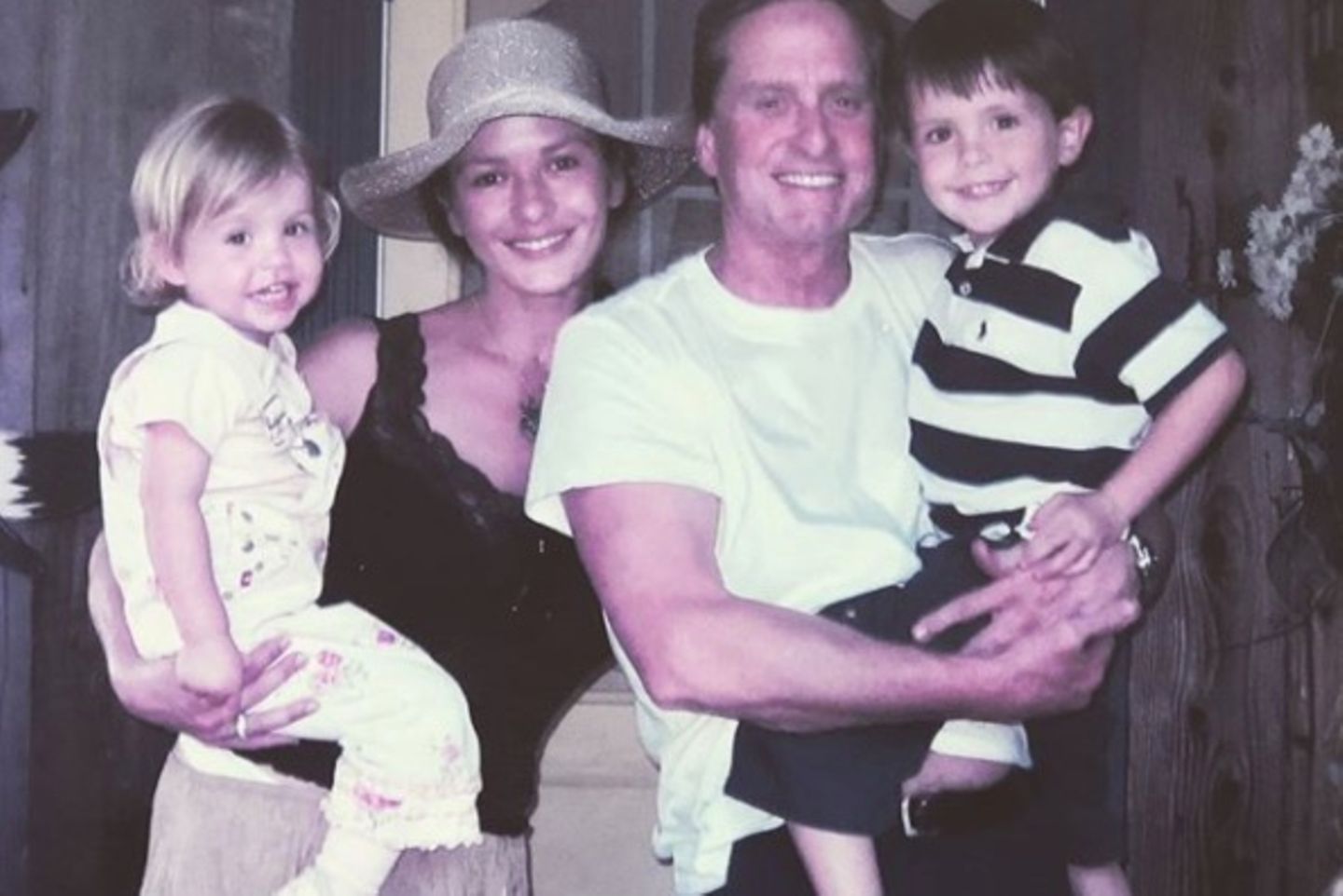 Catherine Zeta-Jones & Michael Douglas stellen altes Familienfoto nach - genial!