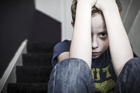 Kindesmissbrauch - Junge duckt sich vor Angst