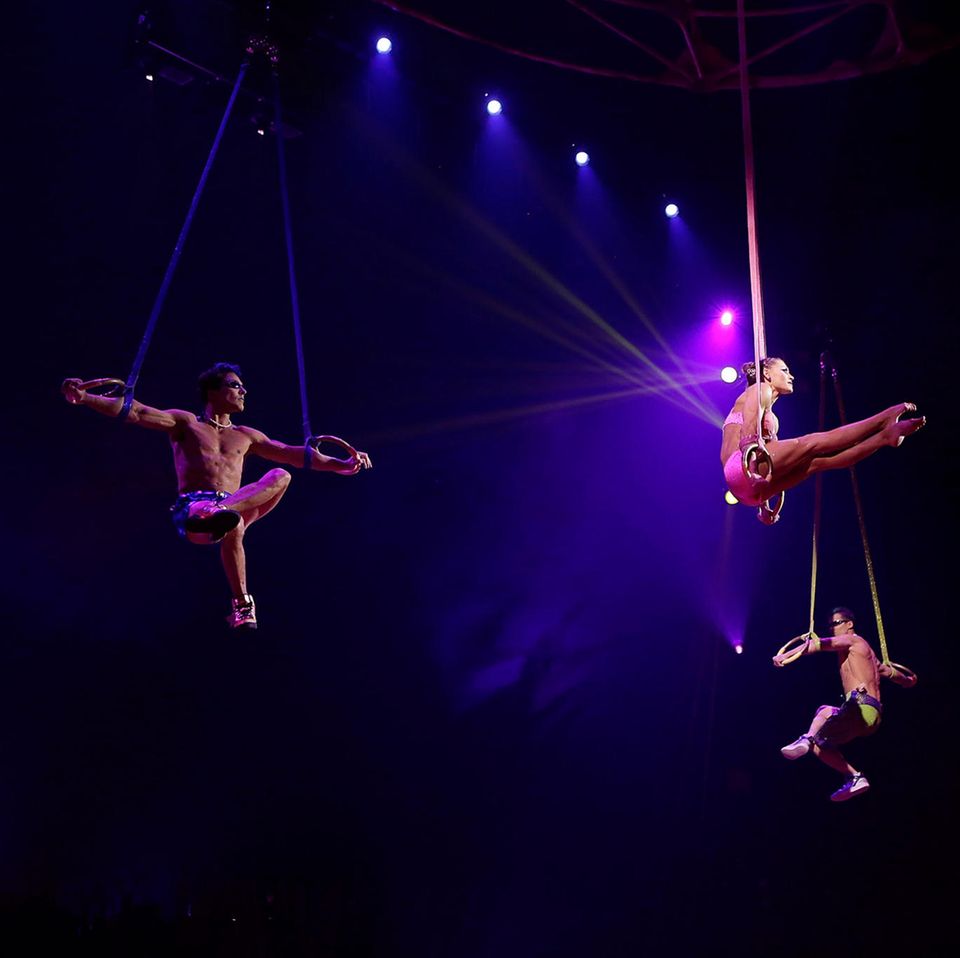 Cirque du Soleil: drei Artisten in einer Luftnummer