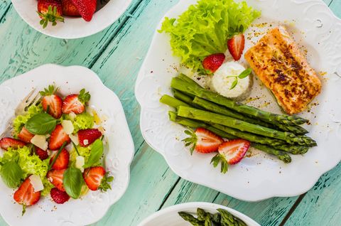 Spargelrezepte kalorienarm: grüner Spargel mit Fisch und Erdbeeren
