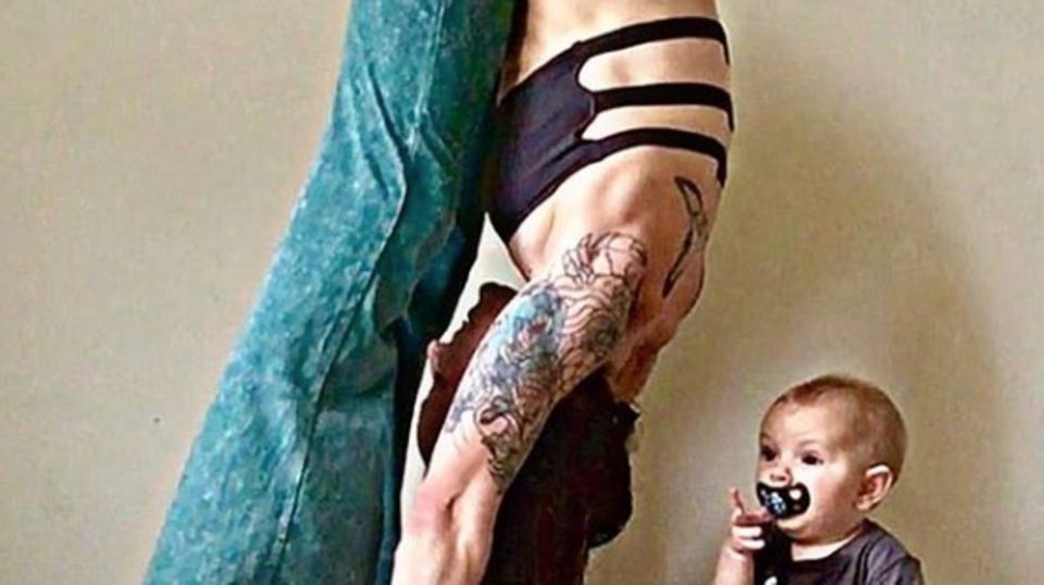 Instagram: Eine Frau macht Yoga-Handstand neben ihrem Baby