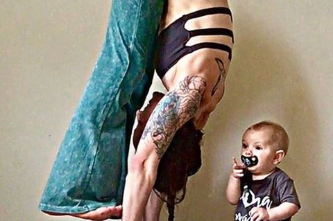 Instagram: Eine Frau macht Yoga-Handstand neben ihrem Baby