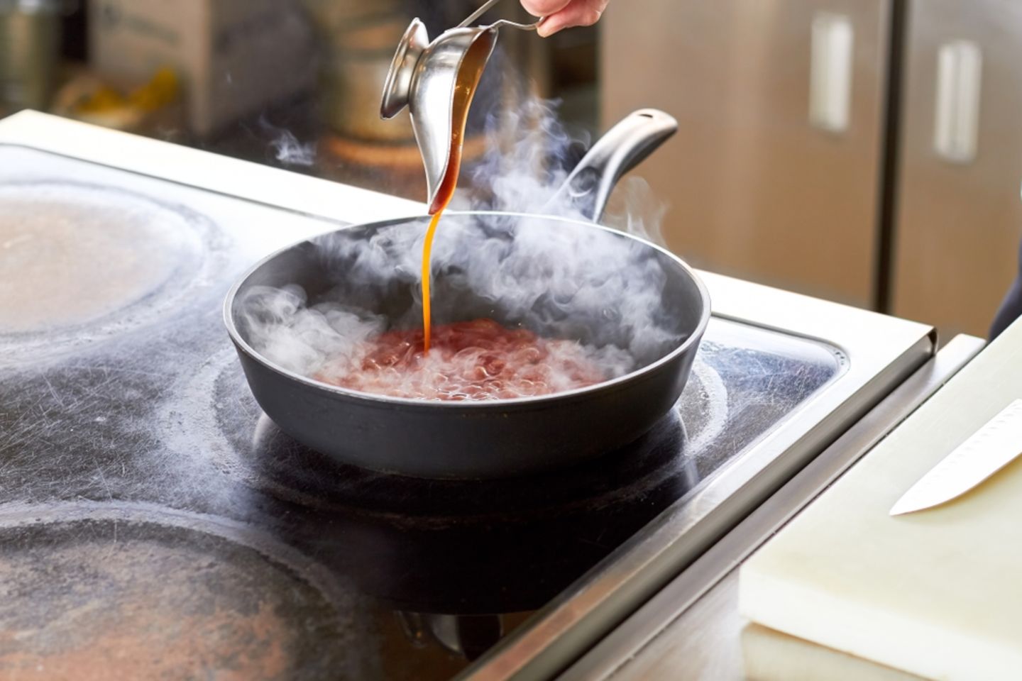 Tomatenflecken entfernen: Soße spritzt aus Pfanne