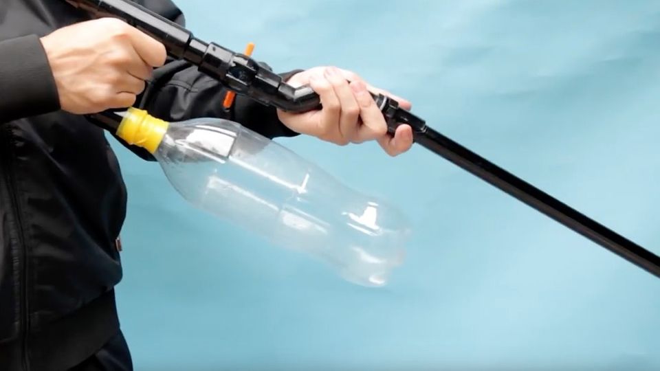 YouTube: Anleitung zum Bau einer Waffe kursierte in Kinder-App YouTube: Ein Mann in Bomber-Jacke mit selbstgebautem Gewehr
